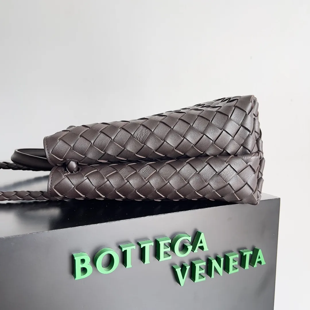 The 2023 new Andiamo batch of 2260 BV has been shipped‼ ️Really popular🔥The new Andiamo woven handbag launched by Bottega Veneta this season is really popular all over the world! ! Celebrities at home and abroad have worn it, and Oscar-winning actress Michelle Yeoh has taken it out on the street. Song Jia, Trai Yara, Yu Feihong, Sanji Ayaka, Rosie Hunting-Whiteley, Yoshioka Riho, etc. have all picked up this bag. It is classic and versatile, showing off its temperament, and the bag capacity is also large, which is very convenient for daily commuting! ! A variety of carrying methods, the shoulder straps can be adjusted by yourself, the original lambskin feels soft and delicate, and the unisex style breaks the gender boundaries and brings a more practical and long-lasting use experience. Andiamo, which has both elegant and casual styles, perfectly interprets the true appearance of "fashionable old money style". Style number: 743572 Size: 32*24*12